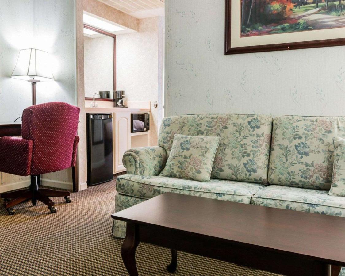 King Suite at Econo Lodge & Suites Grand Rapids Airport