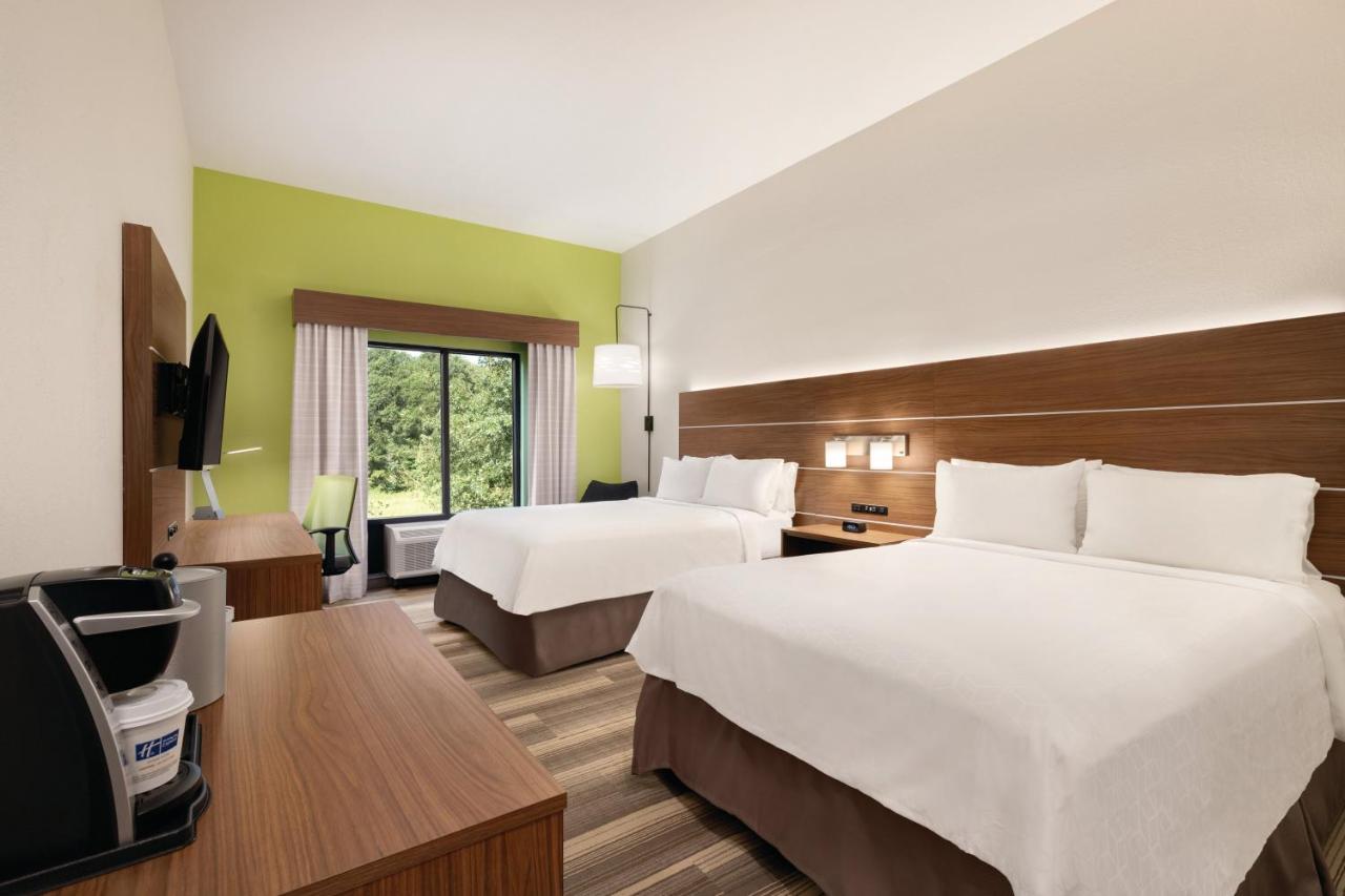 Queen Room with Two Queen Beds - Disability Access/Non-Smoking at Holiday Inn Express Hotel & Suites Lavonia by IHG