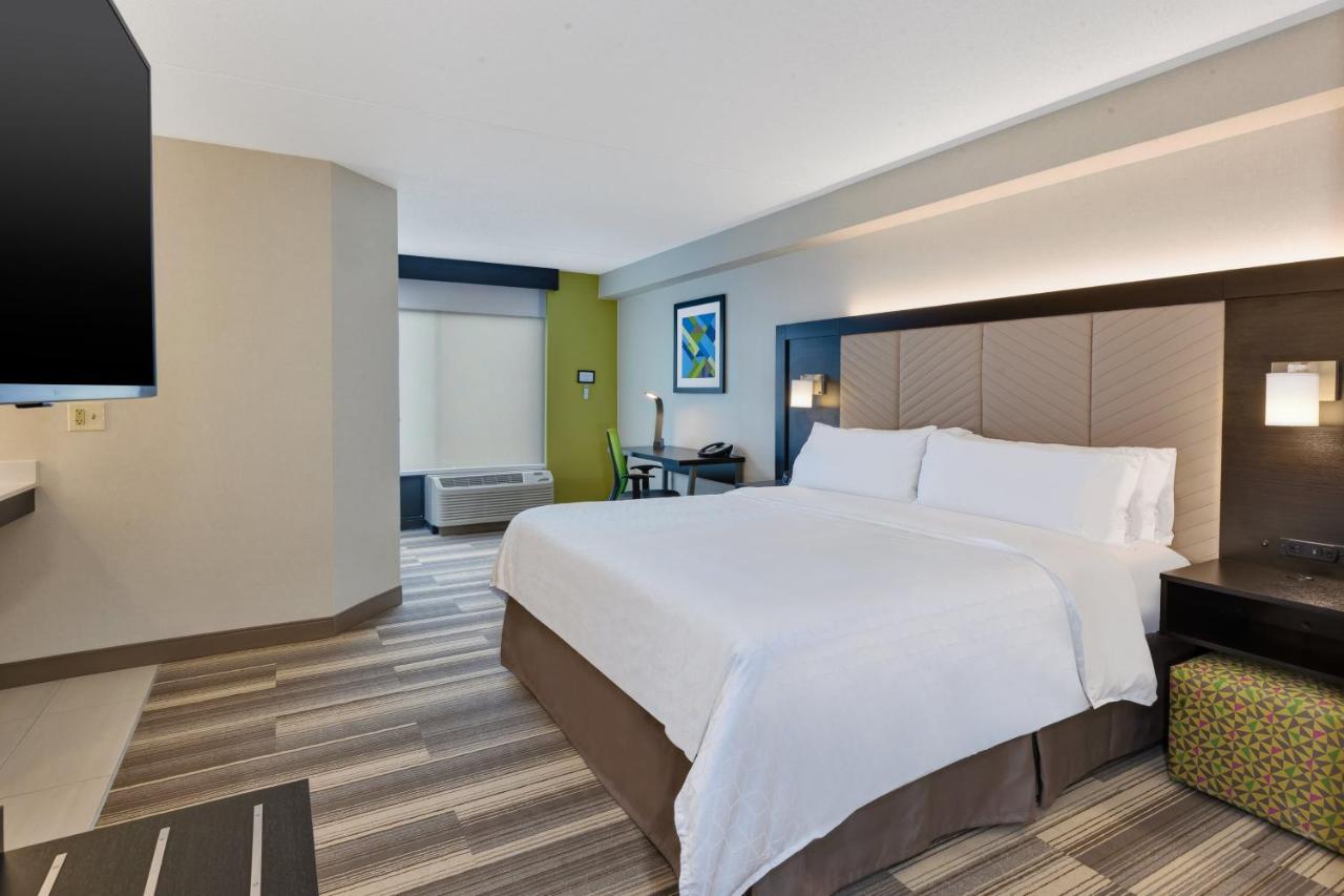 Suite - Disability Access Tub/Non-Smoking at Holiday Inn Express & Suites Blacksburg - University Area by IHG