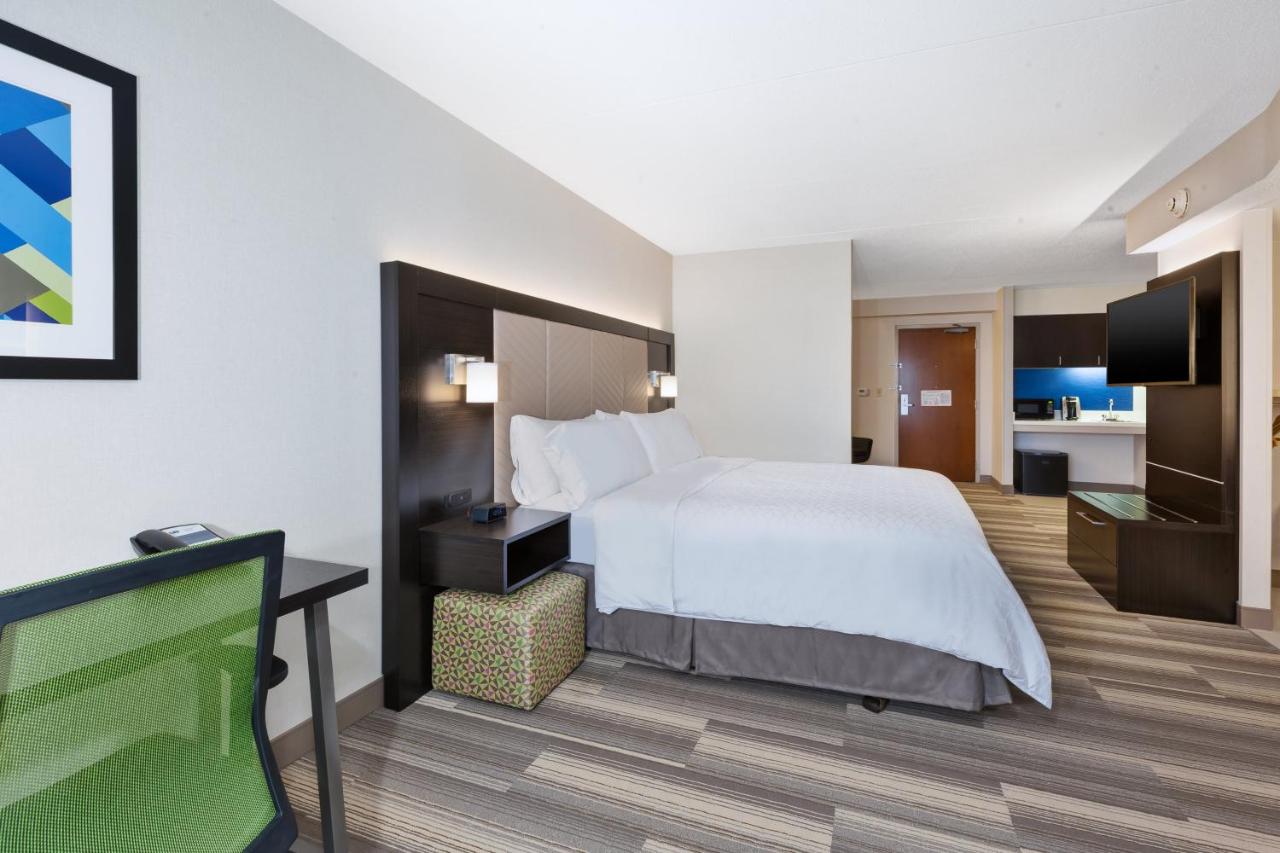 Suite - Disability Access Tub/Non-Smoking at Holiday Inn Express & Suites Blacksburg - University Area by IHG