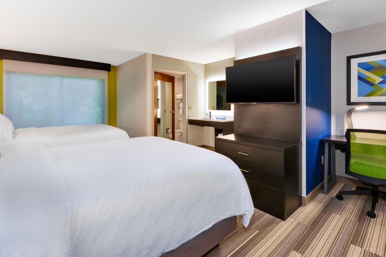 Queen Suite - Non-Smoking at Holiday Inn Express & Suites Blacksburg - University Area by IHG