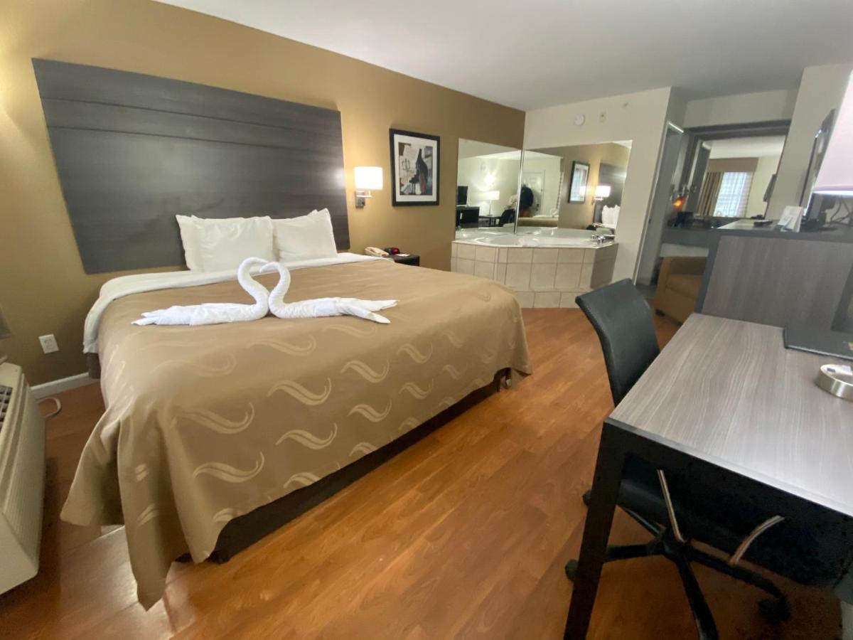 King Room with Hot Tub - Non-Smoking at Quality Inn Branson - Hwy 76 Central