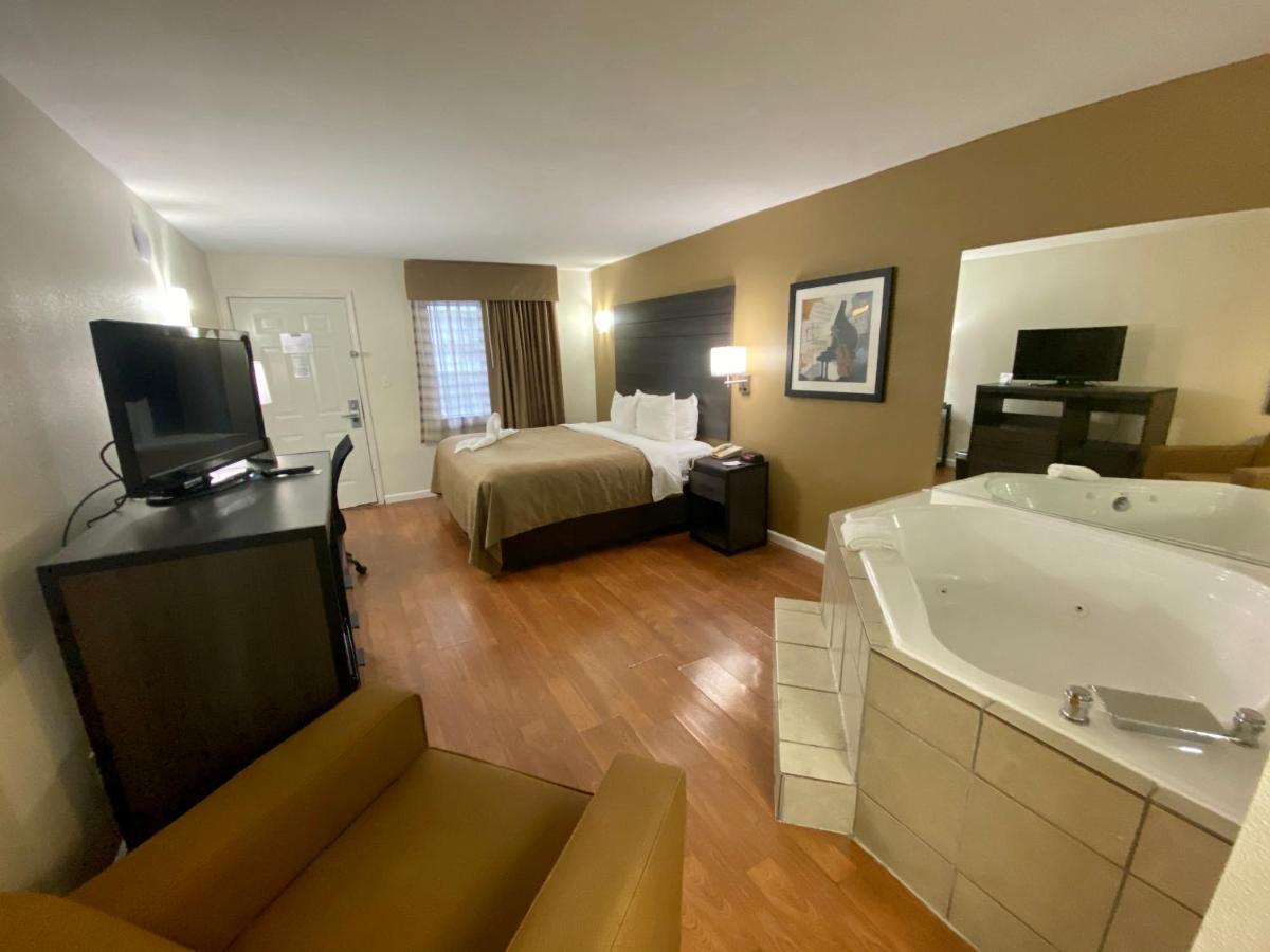 King Room with Hot Tub - Non-Smoking at Quality Inn Branson - Hwy 76 Central