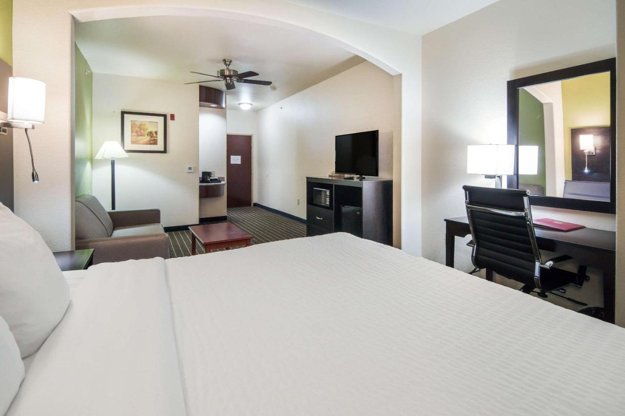 King Suite - Accessible/Non-Smoking at Clarion Inn & Suites Weatherford South
