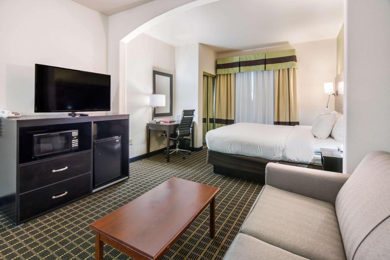 King Suite - Accessible/Non-Smoking at Clarion Inn & Suites Weatherford South