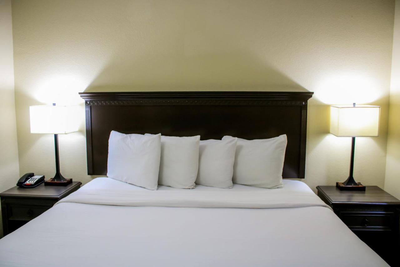 One-Bedroom King Suite with Sofa Bed - Non-Smoking at Country Inn & Suites by Radisson, Richmond West at I-64, VA