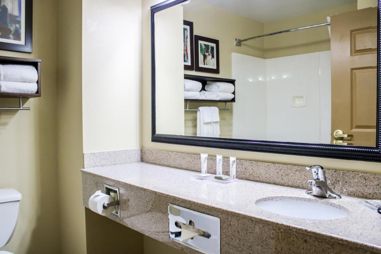 Queen Room with Two Queen Beds - Non-Smoking at Country Inn & Suites by Radisson, Richmond West at I-64, VA