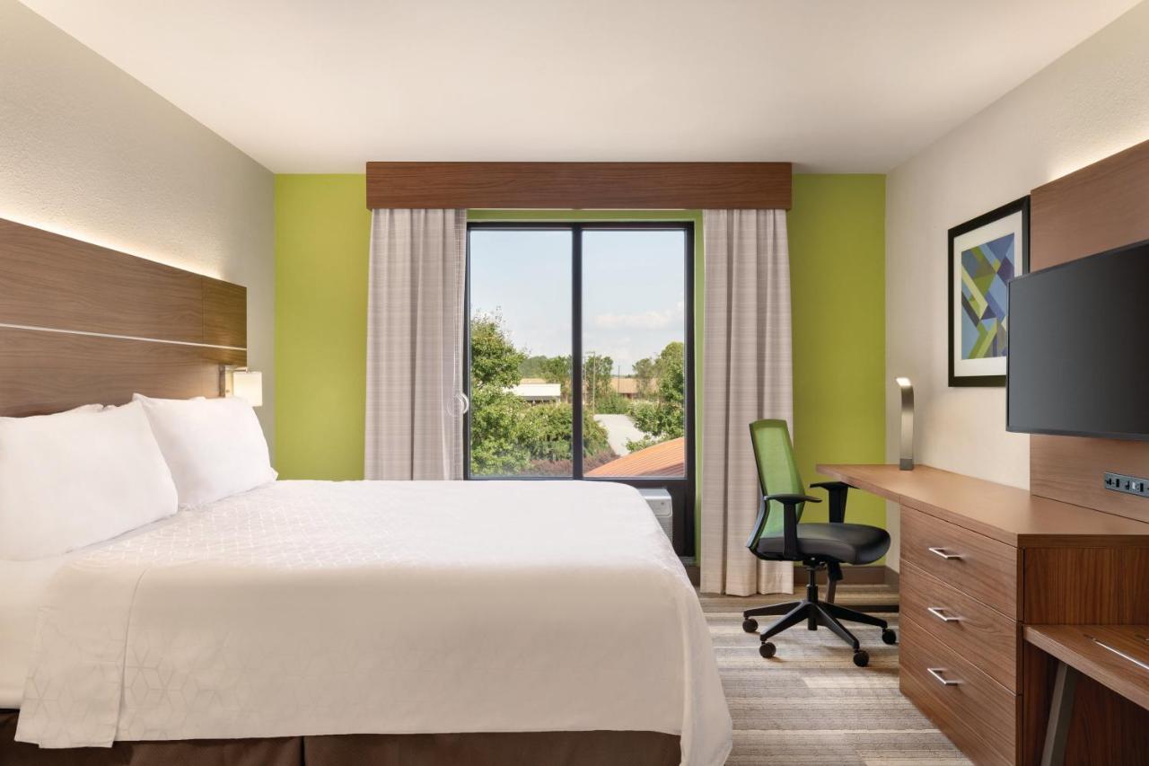 King Suite - Non-Smoking at Holiday Inn Express Hotel & Suites Lavonia by IHG