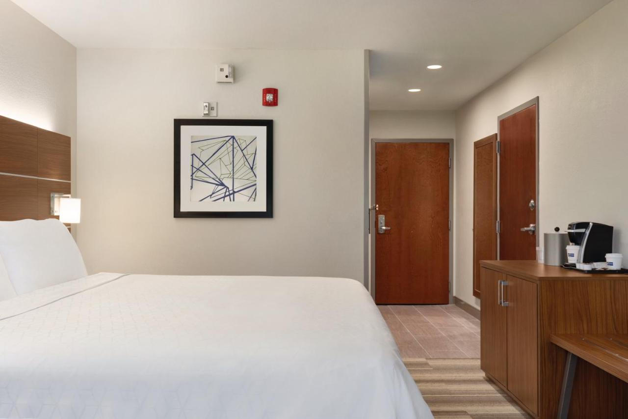 King Room - Disability Access/Non-Smoking at Holiday Inn Express Hotel & Suites Lavonia by IHG