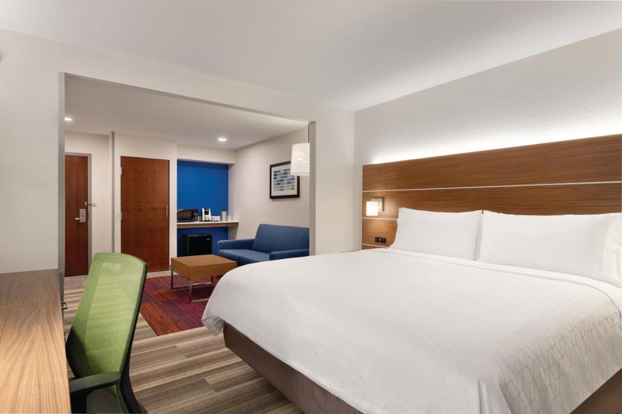 King Suite - Non-Smoking at Holiday Inn Express Hotel & Suites Lavonia by IHG