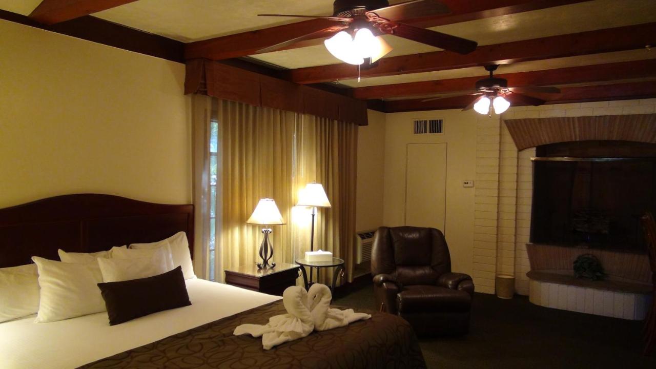 Apartment (3-4 Adults) at Historic Coronado Motor Hotel by OYO