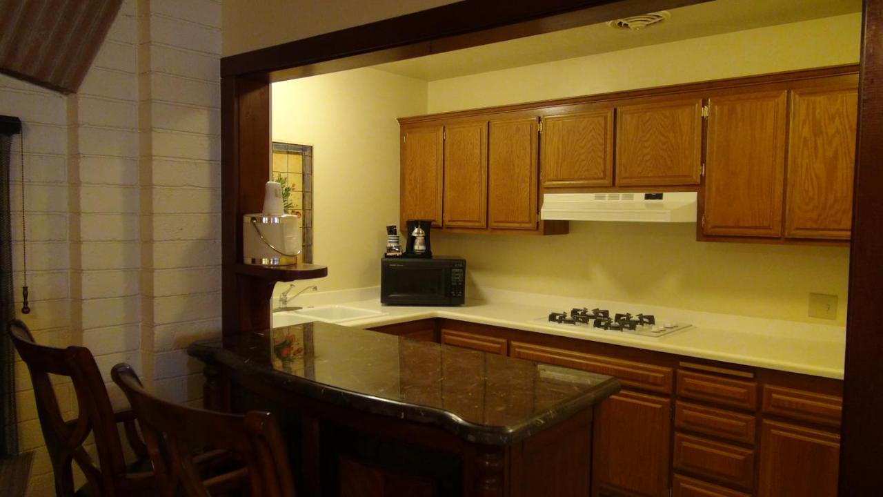 Apartment (3-4 Adults) at Historic Coronado Motor Hotel by OYO