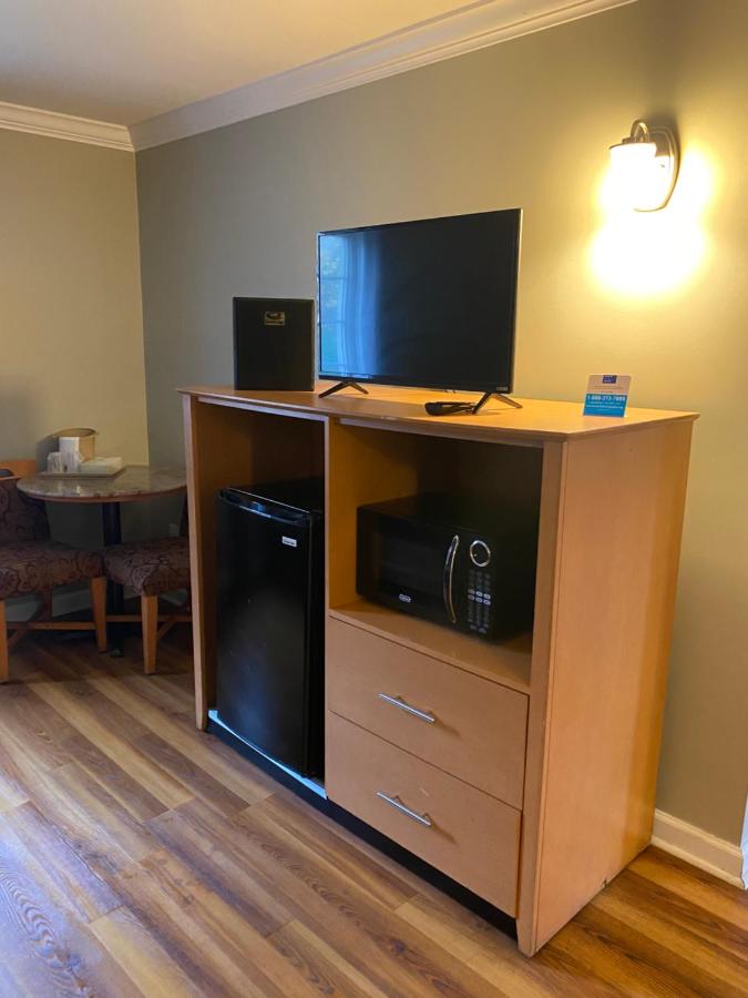 Standard King Room - Non-Smoking at Econo Lodge At The Falls North