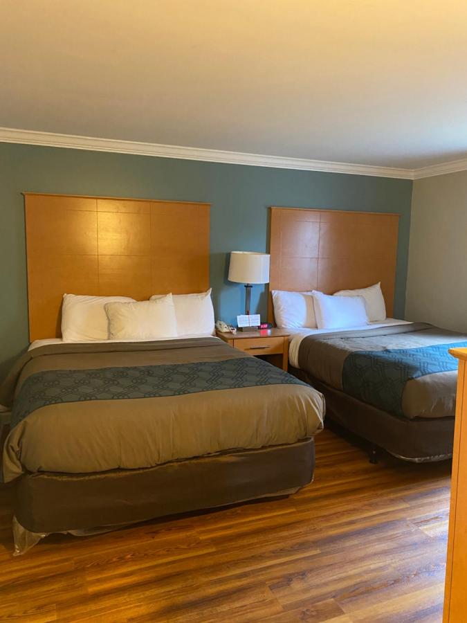 Deluxe Queen Room with Two Queen Beds - Non-Smoking at Econo Lodge At The Falls North