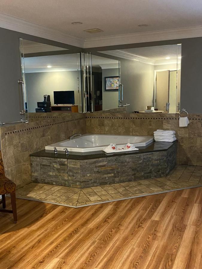 King Suite - Non-Smoking at Econo Lodge At The Falls North