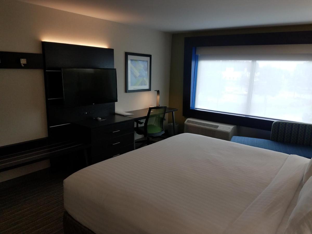 Leisure King Room at Holiday Inn Express & Suites Milledgeville by IHG