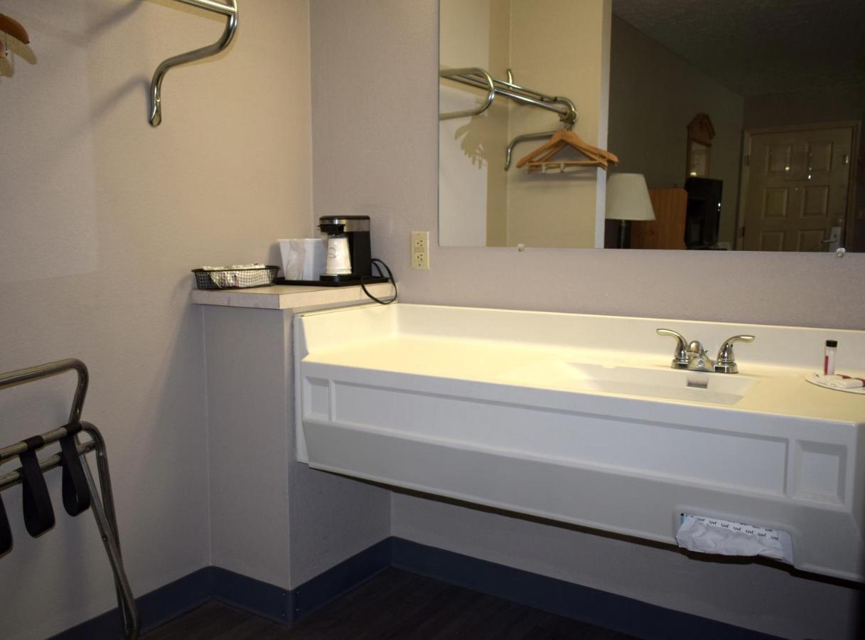 King Room - Non-Smoking at Super 8 by Wyndham Fort Chiswell/Wytheville Area