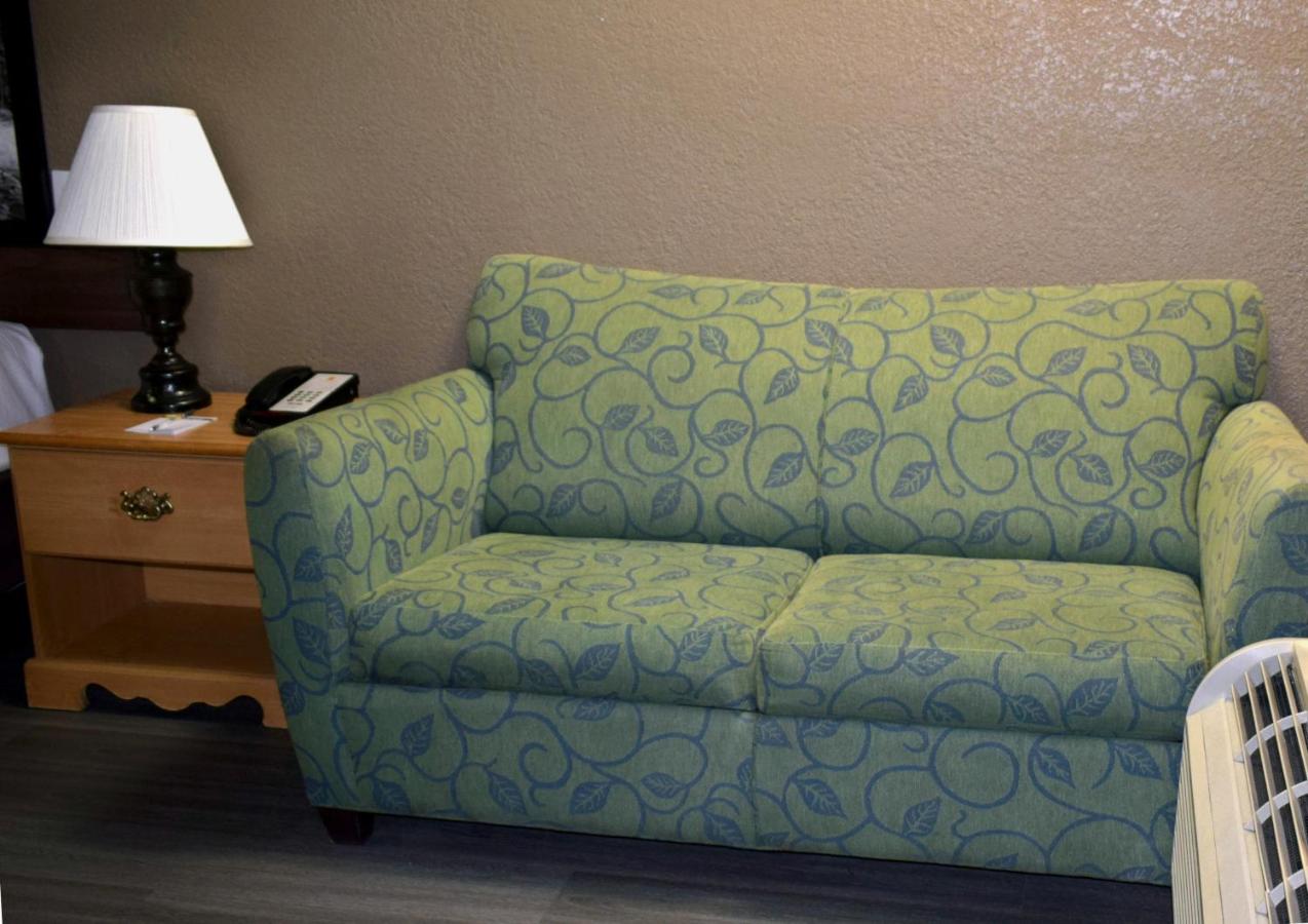 King Room - Non-Smoking at Super 8 by Wyndham Fort Chiswell/Wytheville Area
