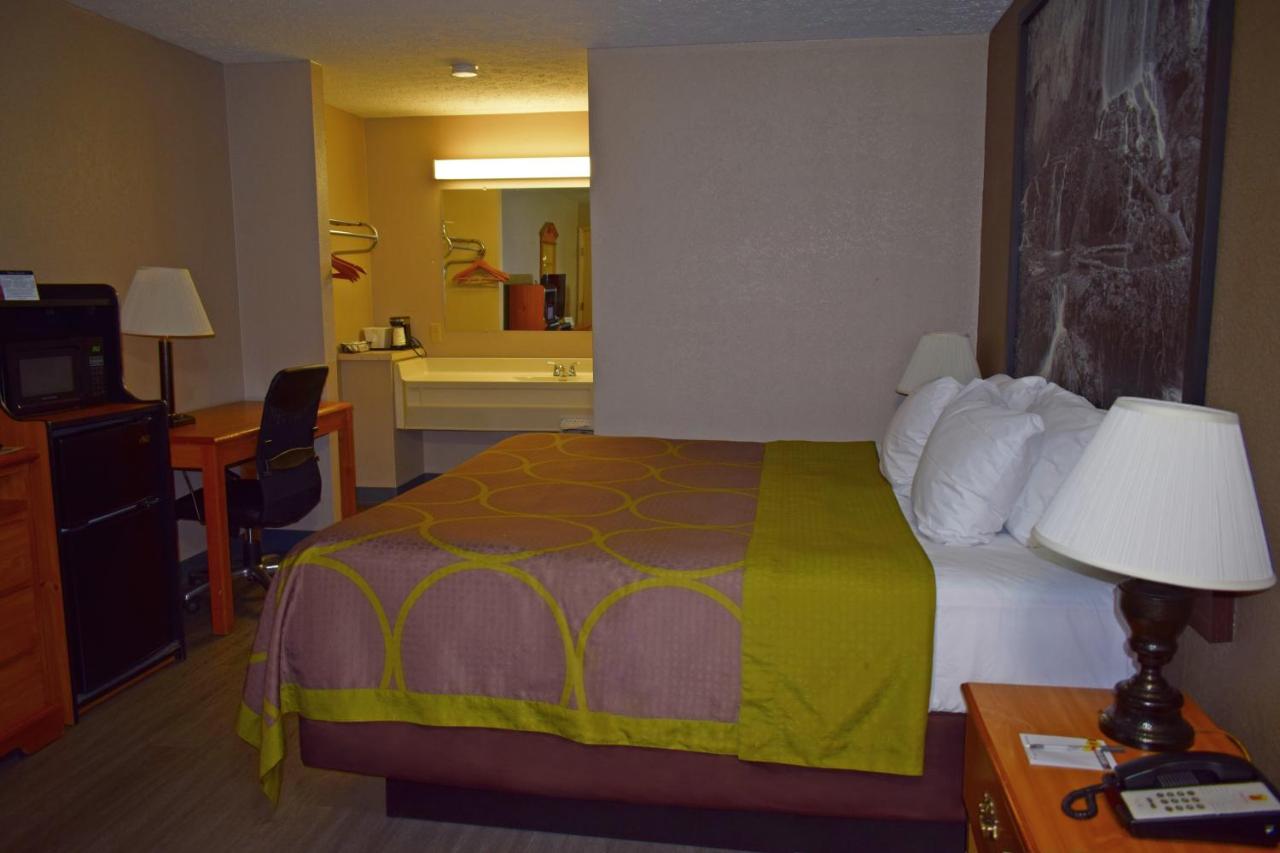 King Room - Non-Smoking at Super 8 by Wyndham Fort Chiswell/Wytheville Area