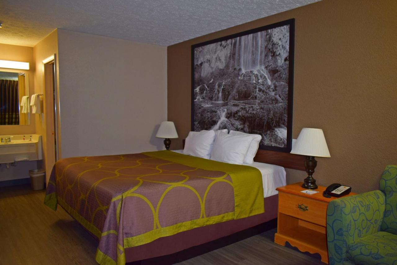King Room - Non-Smoking at Super 8 by Wyndham Fort Chiswell/Wytheville Area