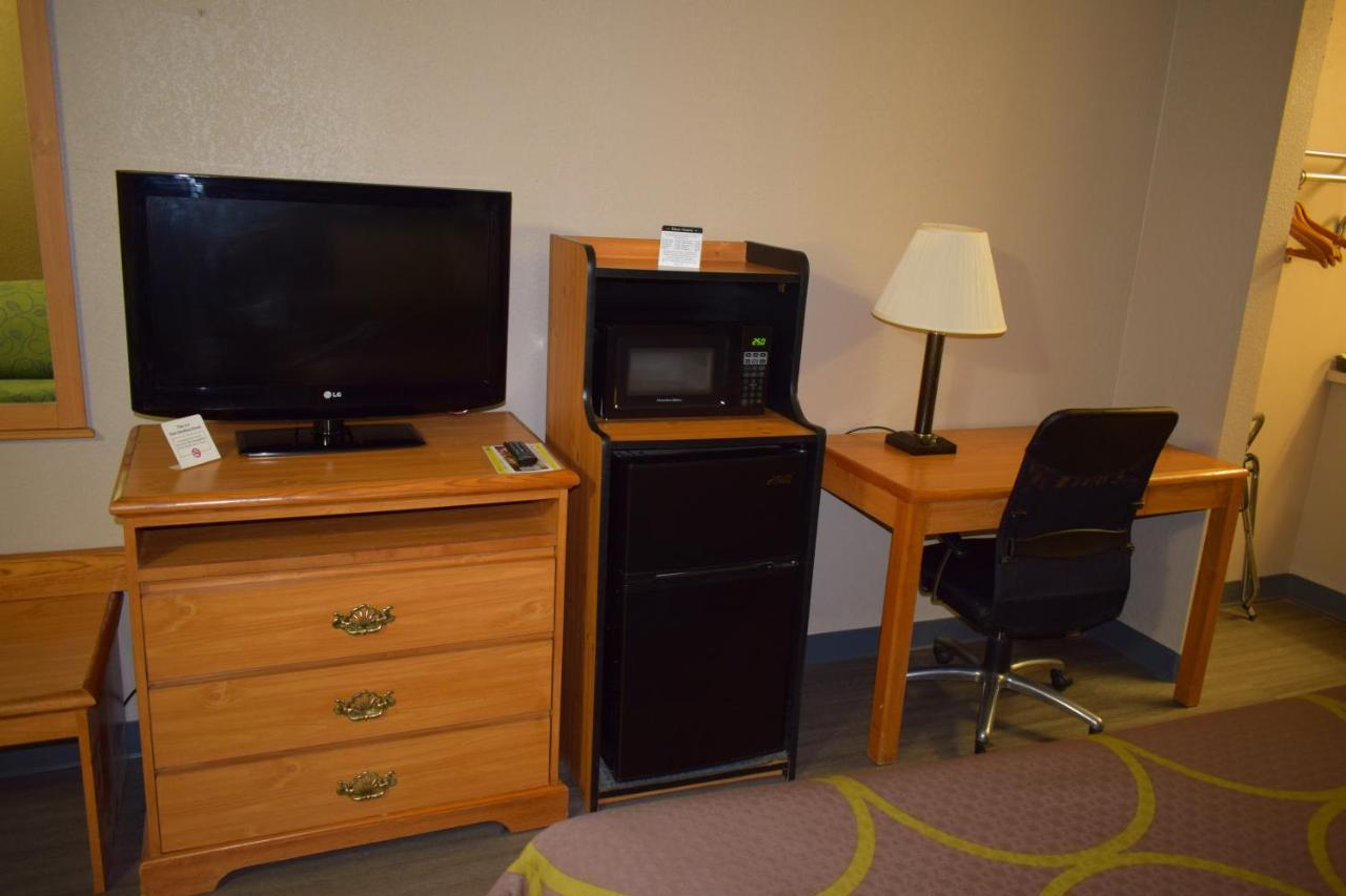 King Room - Non-Smoking at Super 8 by Wyndham Fort Chiswell/Wytheville Area