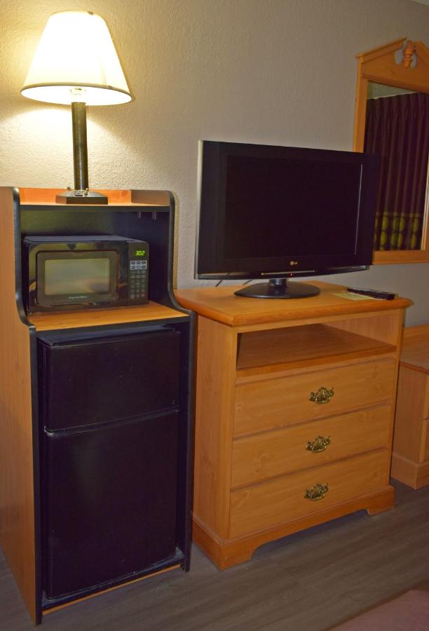 Queen Room with Two Queen Beds - Non-Smoking at Super 8 by Wyndham Fort Chiswell/Wytheville Area