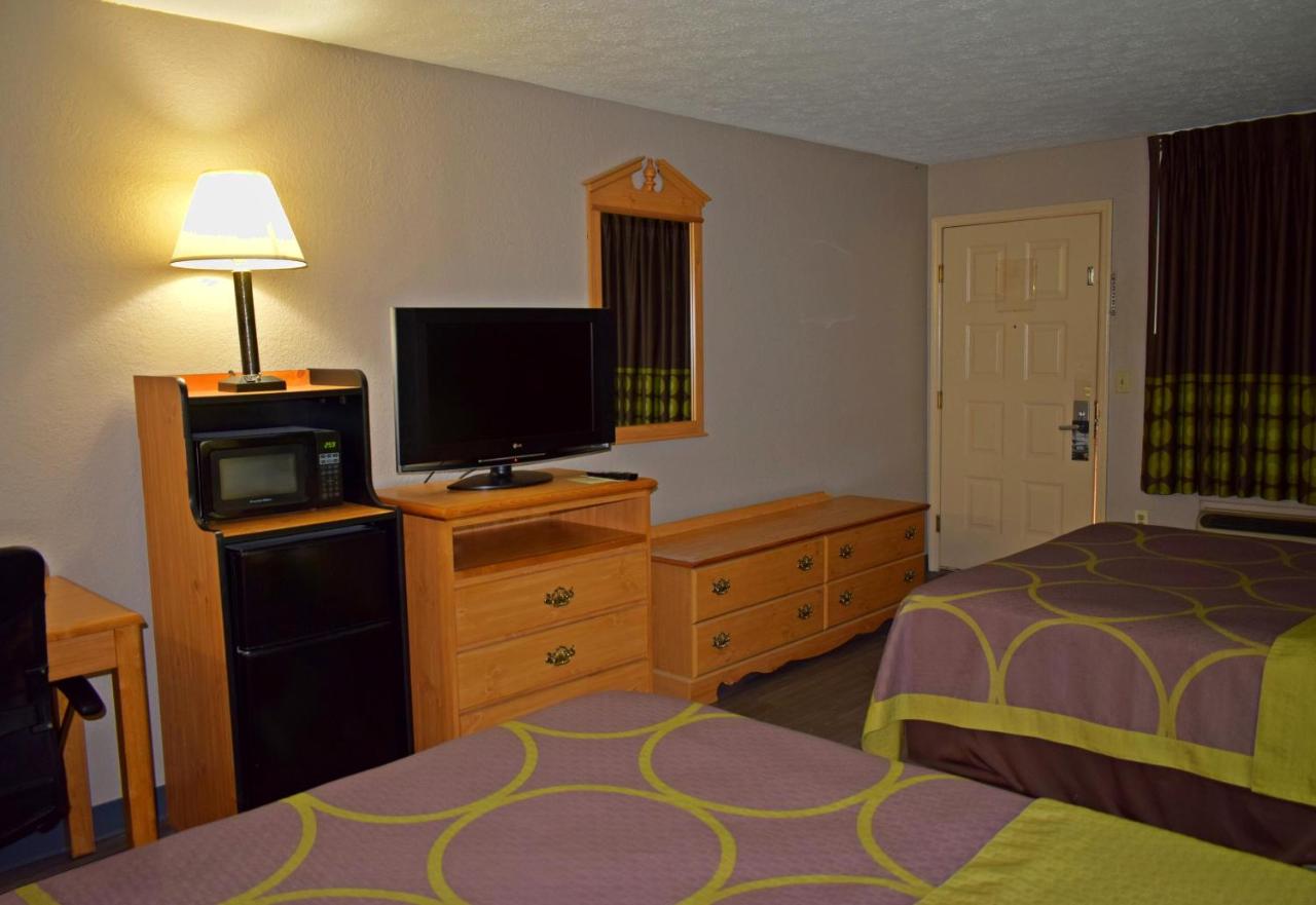 Queen Room with Two Queen Beds - Non-Smoking at Super 8 by Wyndham Fort Chiswell/Wytheville Area