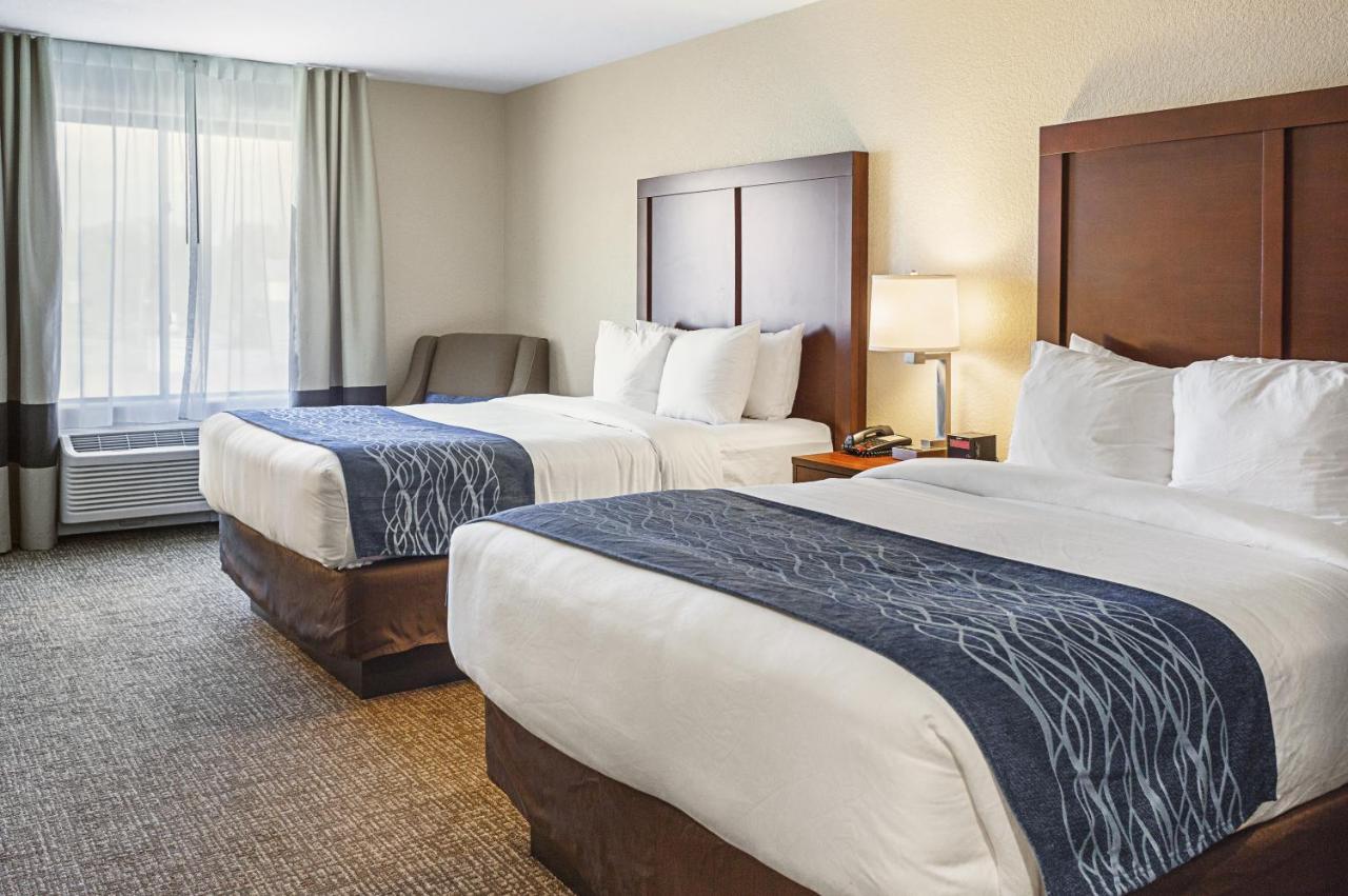 Queen Room with Two Queen Beds and Accessible Tub - Accessible/Non-Smoking at Comfort Inn & Suites Niagara Falls Blvd USA