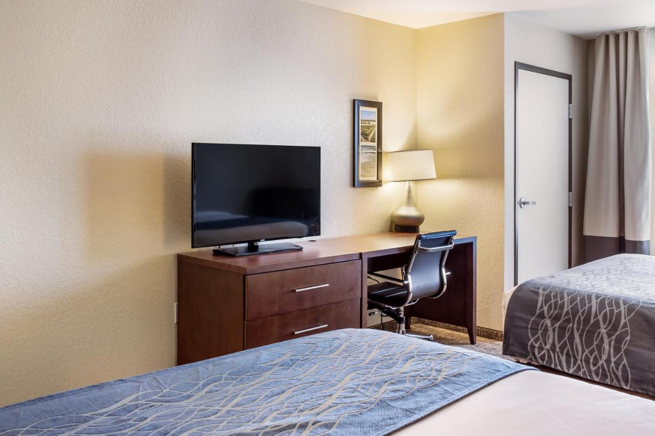 Queen Room with Two Queen Beds and Accessible Tub - Accessible/Non-Smoking at Comfort Inn & Suites Niagara Falls Blvd USA