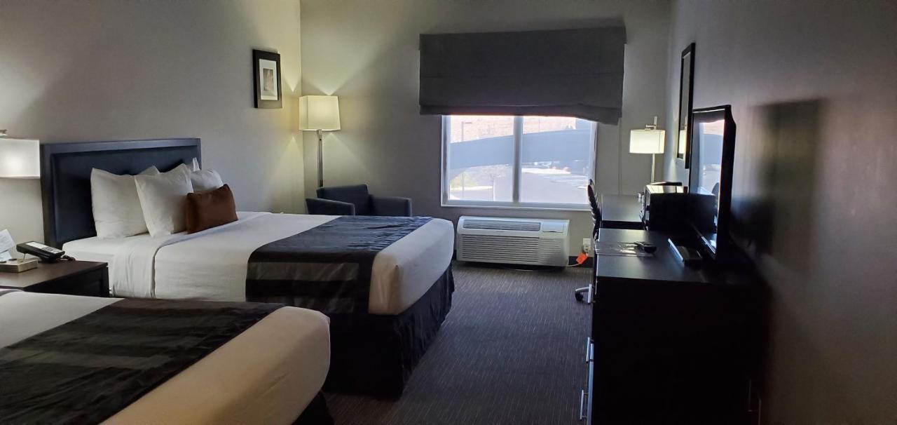Queen Room with Two Queen Beds and Lake View - Non-Smoking at Wingate by Wyndham Page Lake Powell