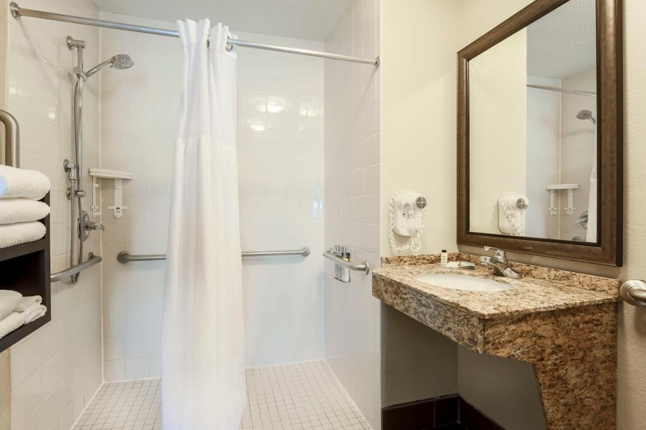 Queen Room - Mobility Access Roll in Shower/Non-Smoking at Staybridge Suites Columbus-Dublin, an IHG Hotel