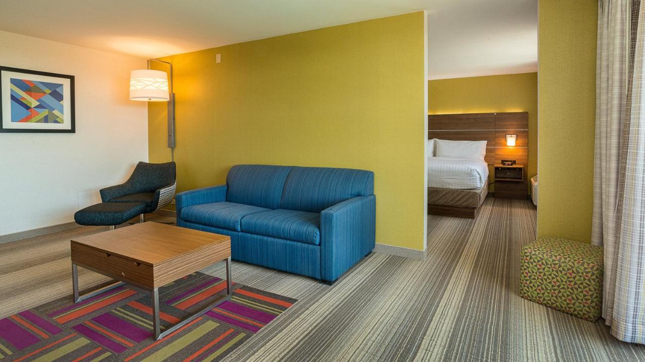King Suite at Holiday Inn Express Fullerton - Anaheim by IHG