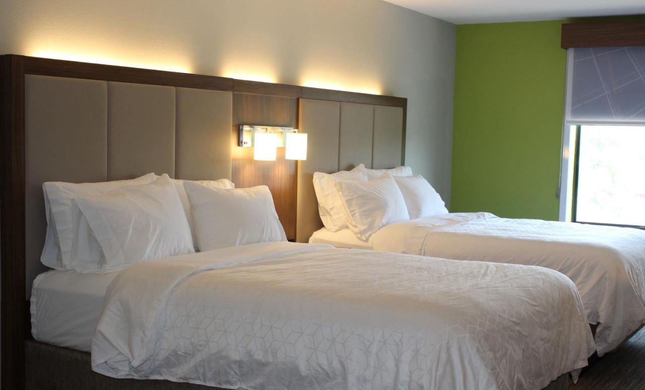  | Holiday Inn Express Forest City