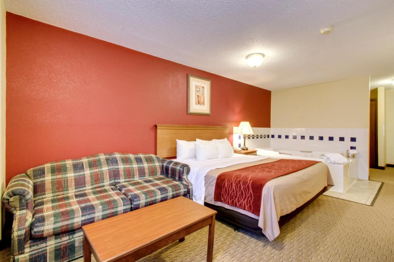Deluxe King Studio Suite - Non-Smoking at Baymont by Wyndham Fort Dodge
