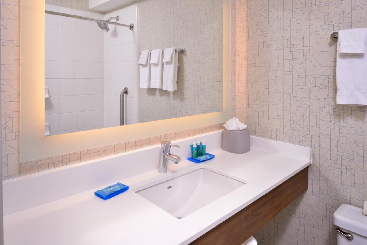 Queen Room with Two Queen Beds - Mobility Access Tub/Non-Smoking at Holiday Inn Express Walnut Creek by IHG