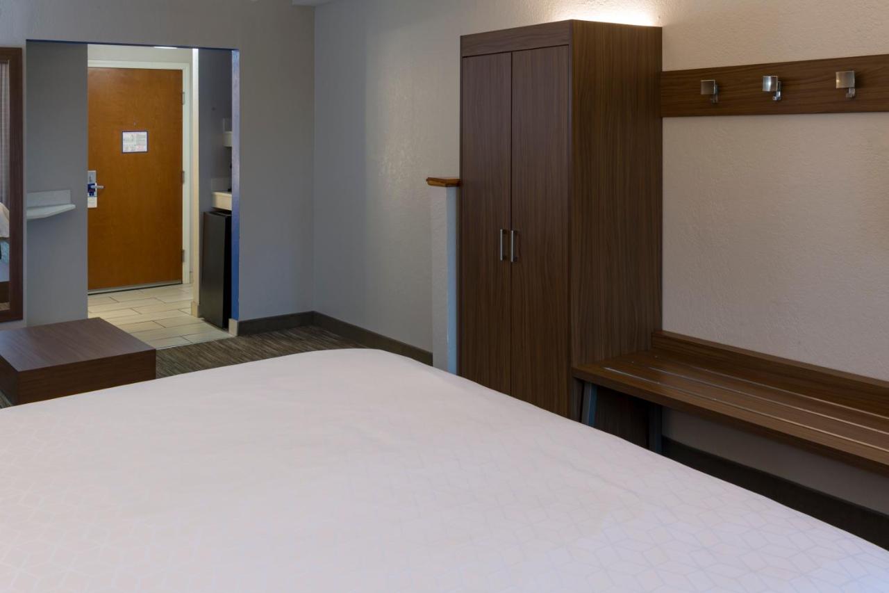  | Holiday Inn Express Hotel & Suites Hillview