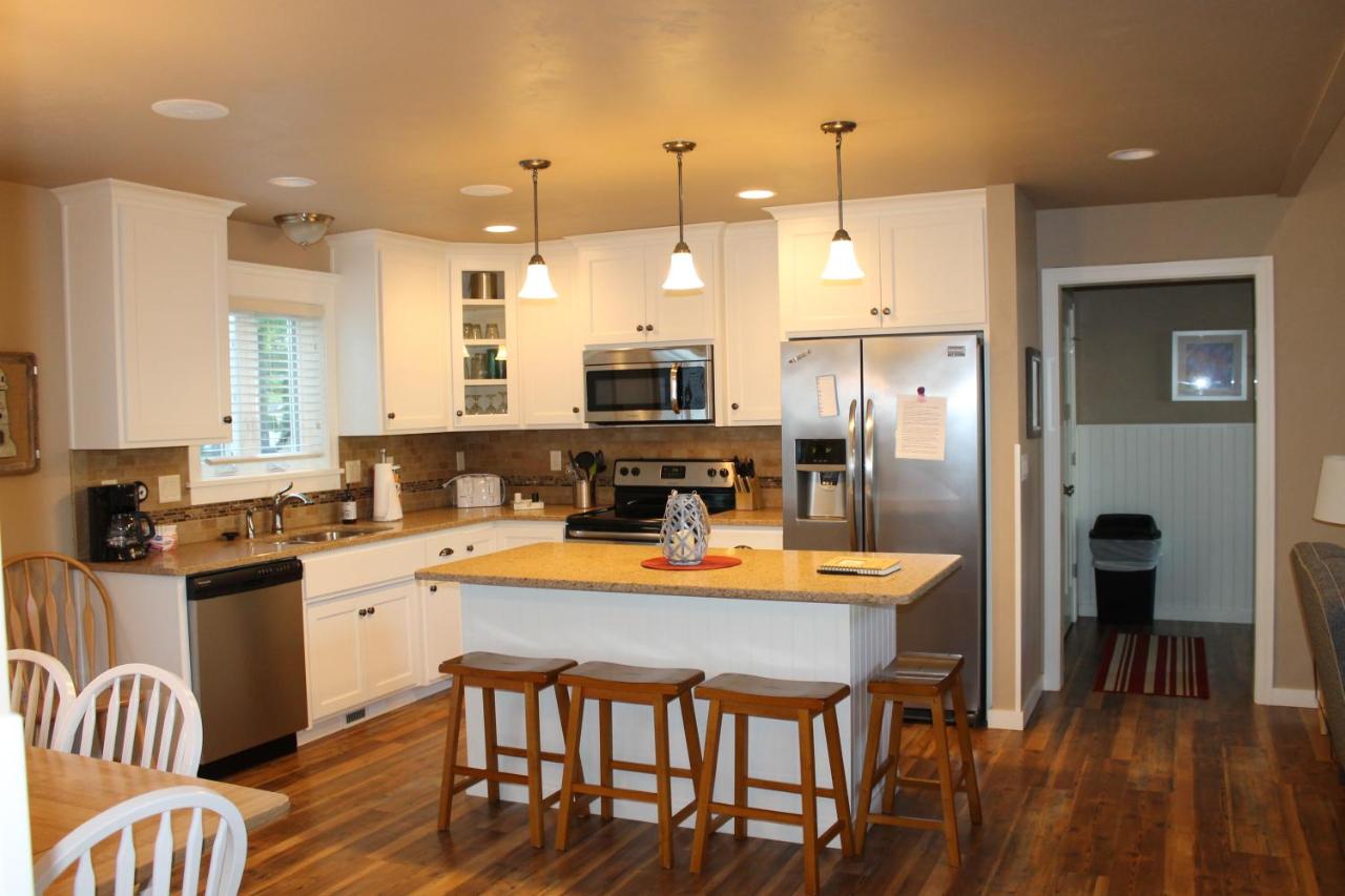 Three-Bedroom House at Cedar Court Inn