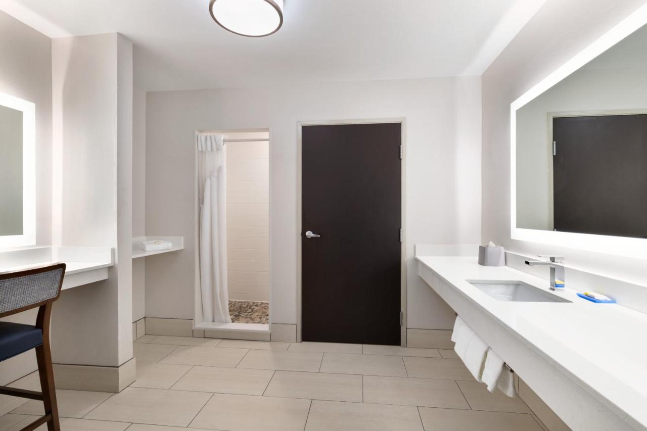 King Suite at Holiday Inn Express Hotel & Suites Auburn - University Area by IHG