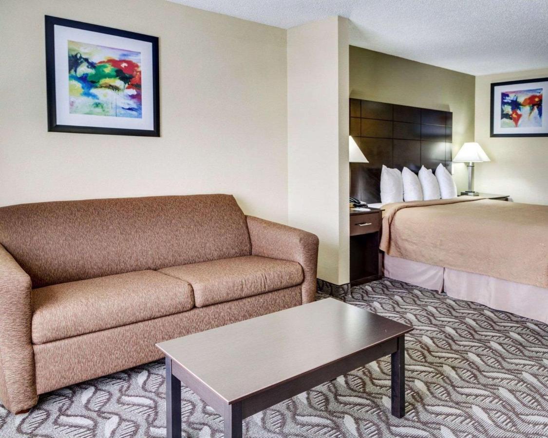 One-Bedroom King Suite - Non-Smoking at Quality Suites Baton Rouge East - Denham Springs