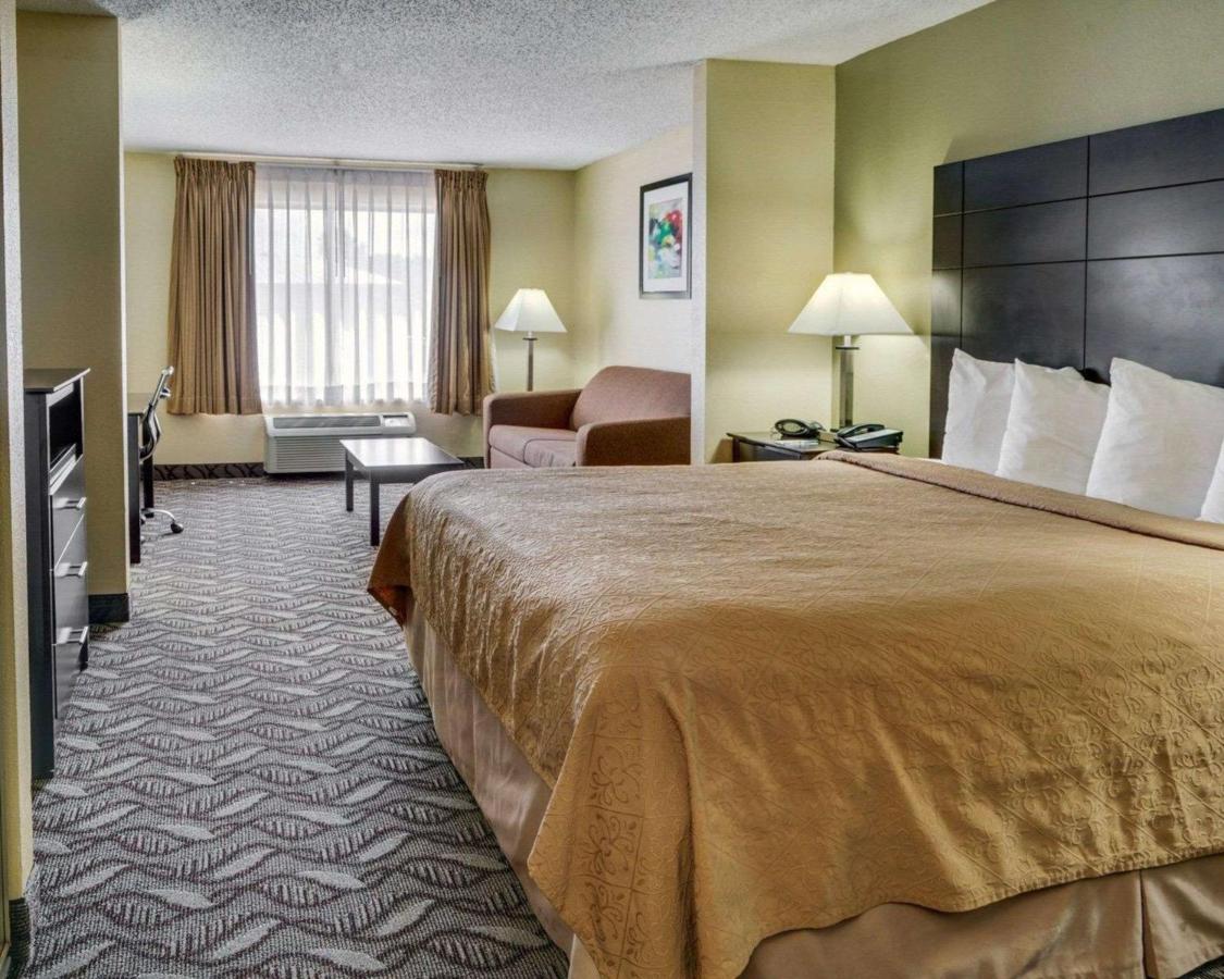 One-Bedroom King Suite - Non-Smoking at Quality Suites Baton Rouge East - Denham Springs