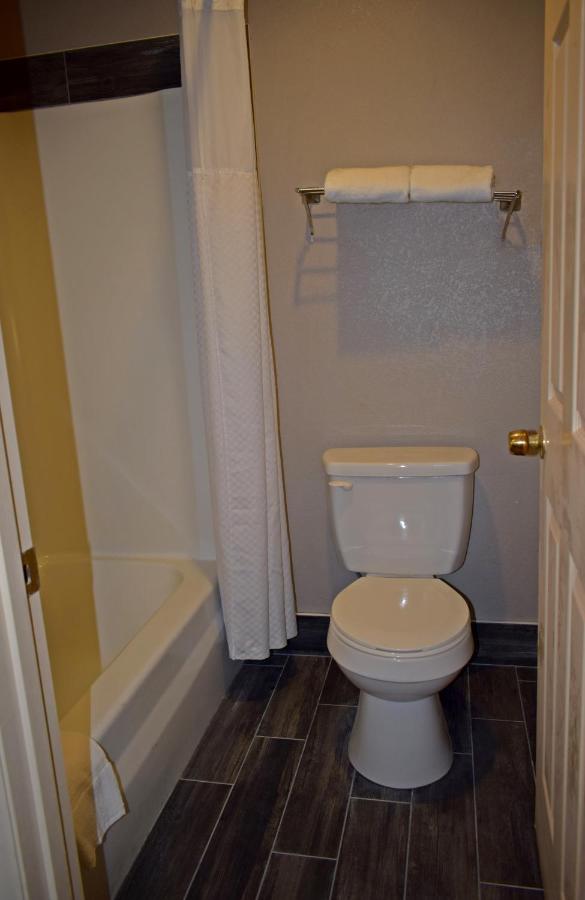 King Studio Suite - Non-Smoking at Super 8 by Wyndham Fort Chiswell/Wytheville Area