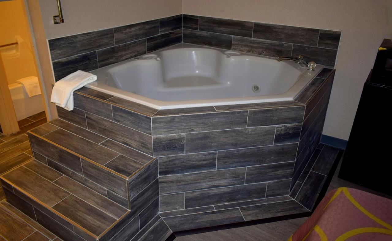 King Studio Suite - Non-Smoking at Super 8 by Wyndham Fort Chiswell/Wytheville Area