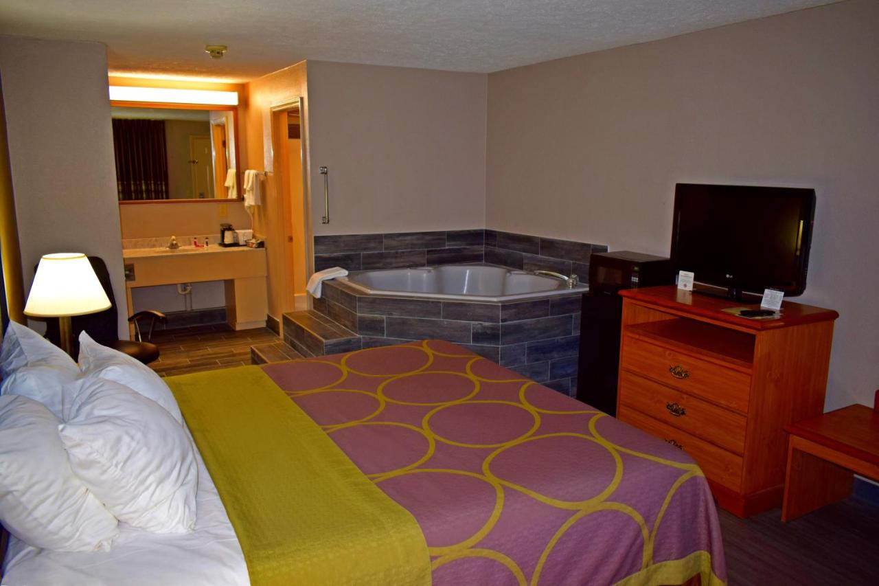 King Studio Suite - Non-Smoking at Super 8 by Wyndham Fort Chiswell/Wytheville Area