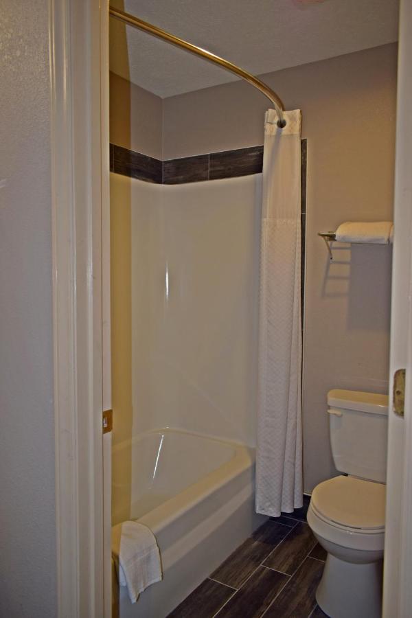 King Studio Suite - Non-Smoking at Super 8 by Wyndham Fort Chiswell/Wytheville Area