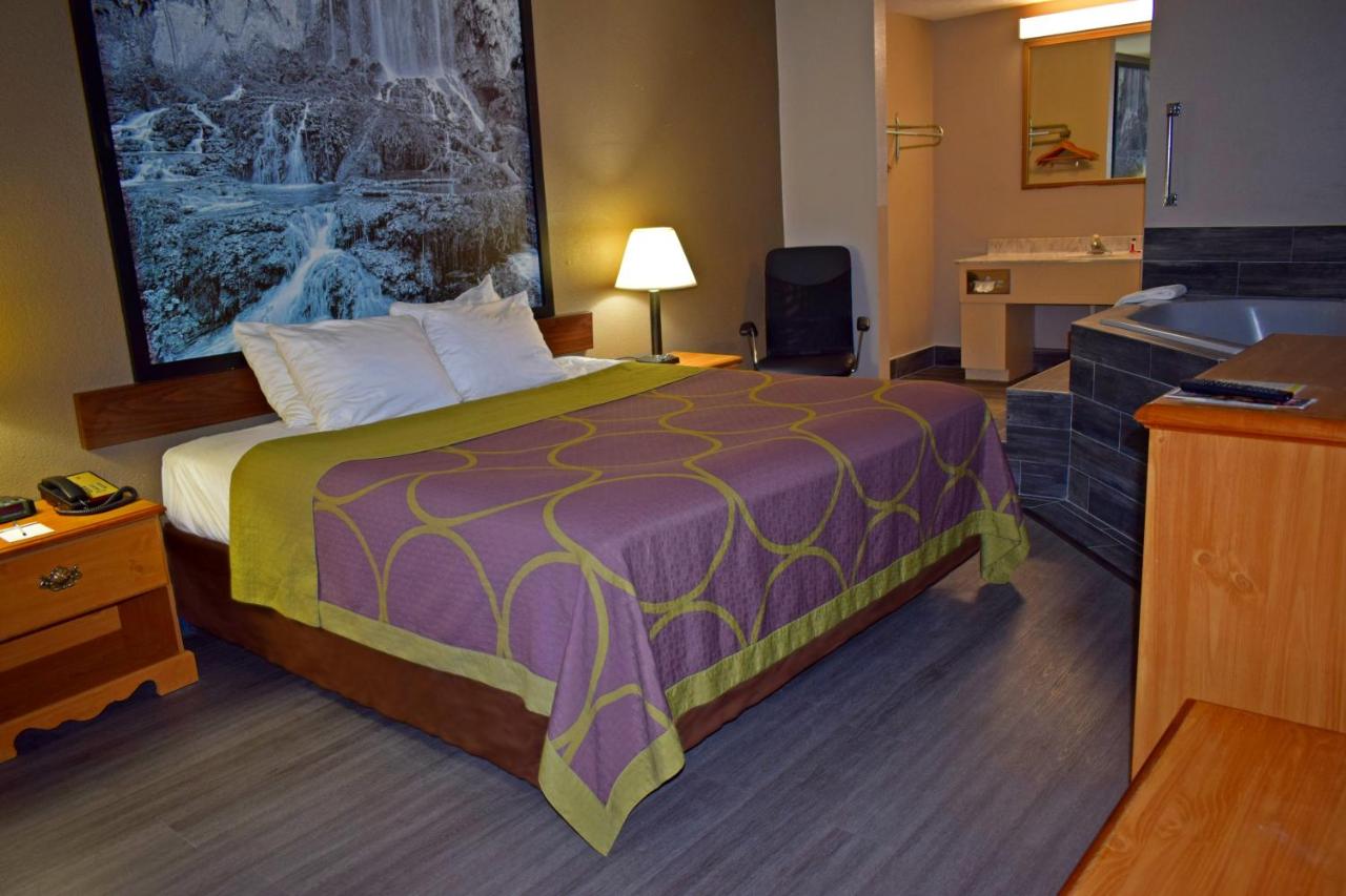 King Studio Suite - Non-Smoking at Super 8 by Wyndham Fort Chiswell/Wytheville Area