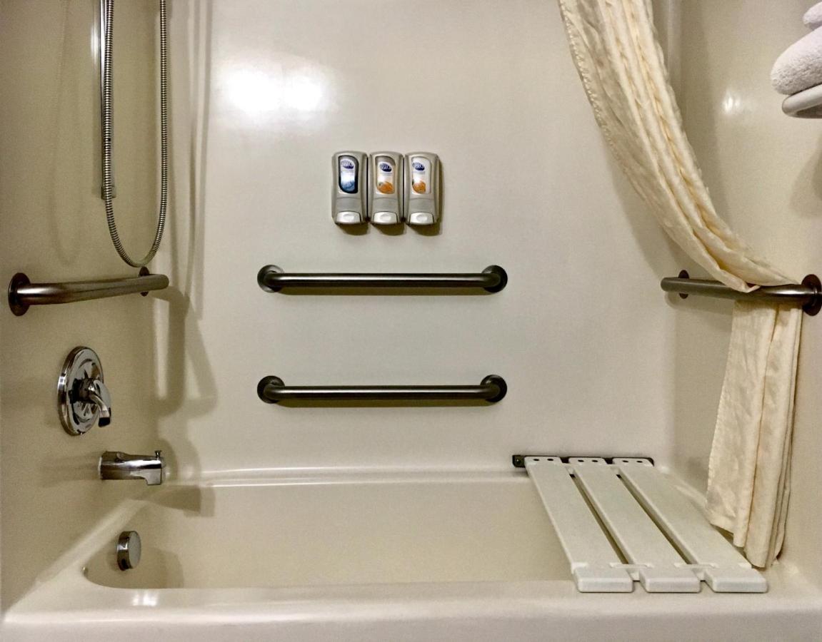 King Room with Bath Tub - Disability Access Room/Non-Smoking at Best Western Wheatland Inn