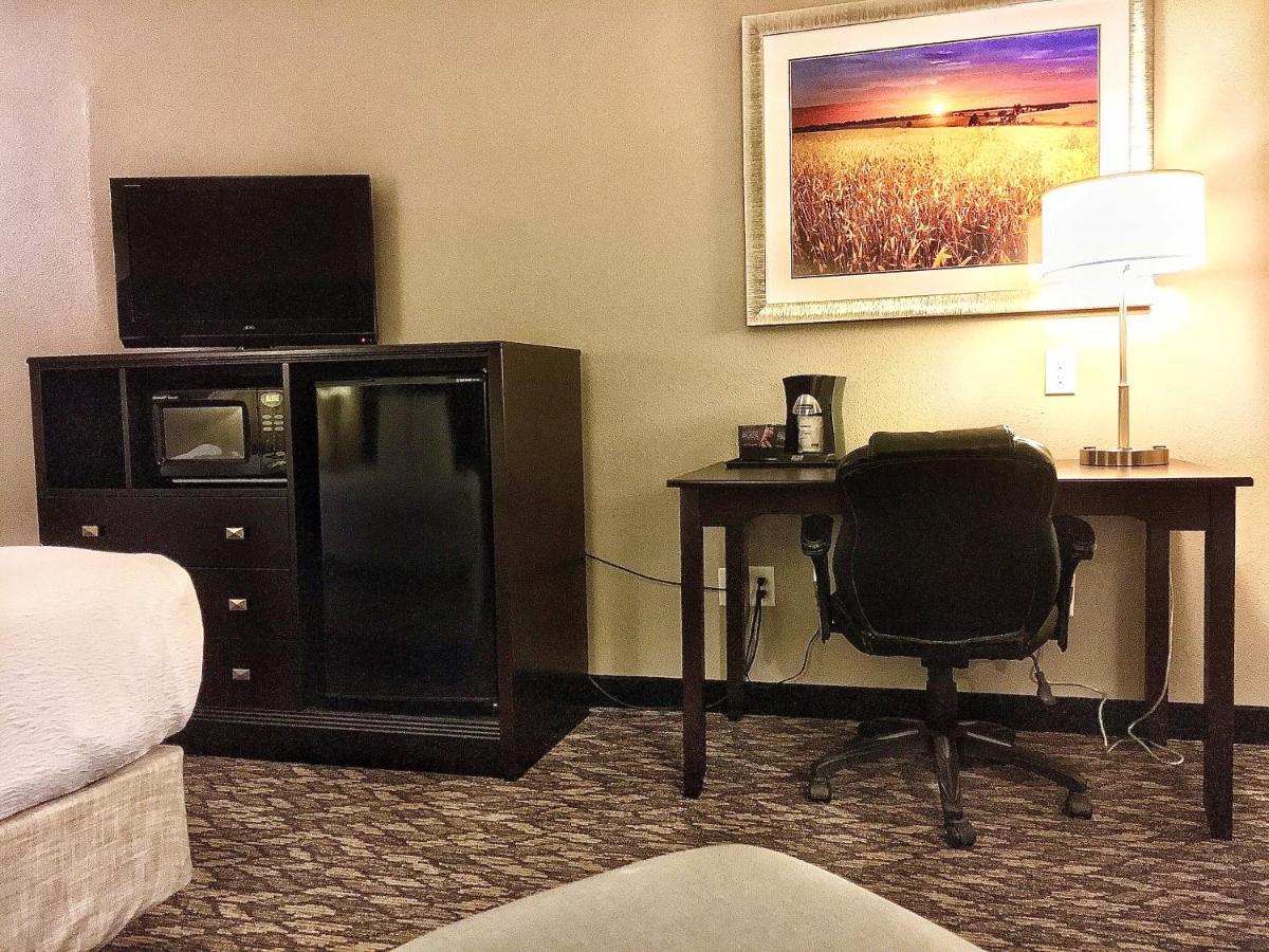 King Room with Bath Tub - Disability Access Room/Non-Smoking at Best Western Wheatland Inn