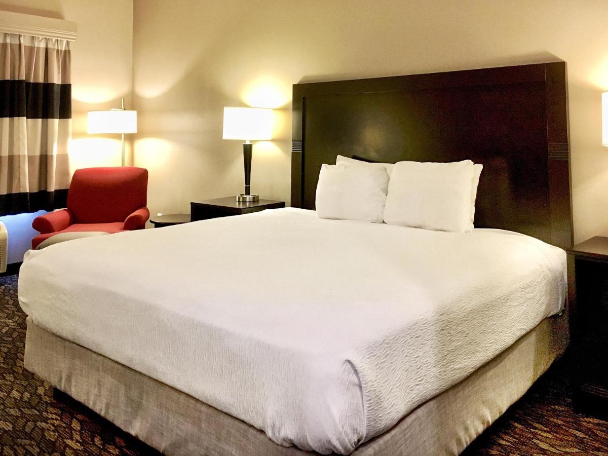 King Room with Bath Tub - Disability Access Room/Non-Smoking at Best Western Wheatland Inn