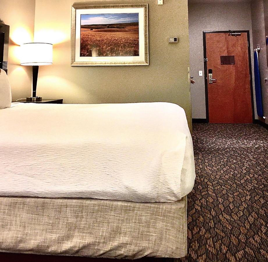 King Room with Bath Tub - Disability Access Room/Non-Smoking at Best Western Wheatland Inn