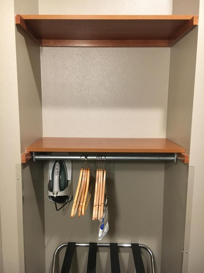 King Room with Roll-In Shower - Disability Access at Best Western Wheatland Inn